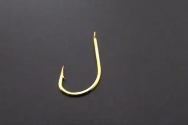 海夕鱼钩的特点，钩条细、钩柄长且钩门宽