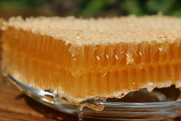 蜂巢蜜的价格，一般在60-300元一斤