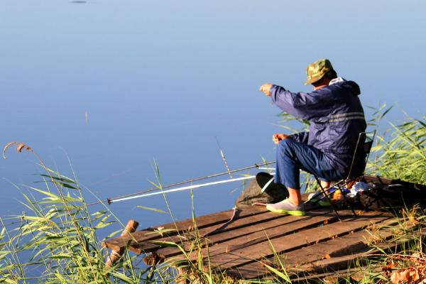 夏天钓鲤鱼要钓浅还是钓深，通常以钓浅为主