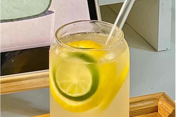 柠檬水属于酸性还是碱性，口感较酸但其实是碱性饮品