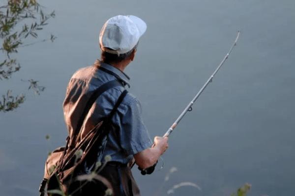 十一月钓鱼技巧，建议在晴朗天气的上午出钓