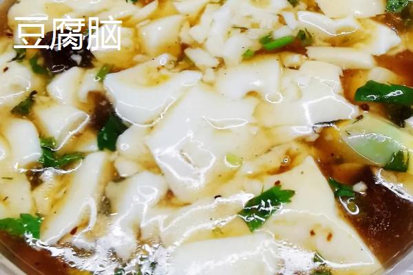 豆腐花和豆腐脑有什么区别，豆腐花相对紧实、豆腐脑容易碎裂