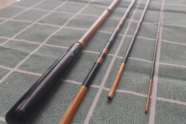 如何野钓鲢鳙，可选择有风浪的开阔水域作为钓点