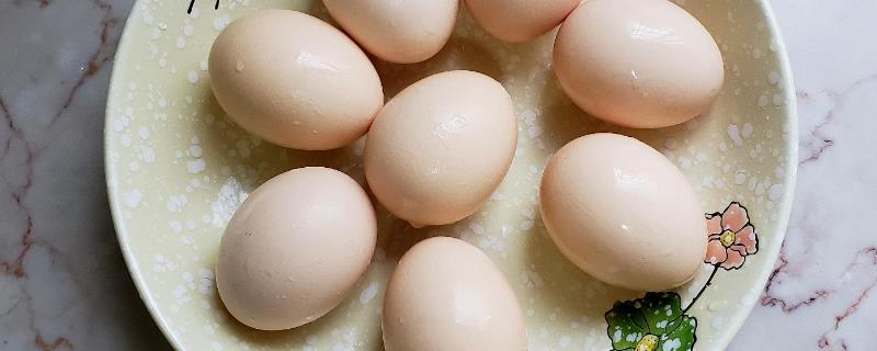 怎么判断鸡蛋已经变质，摇晃鸡蛋时发出响声即表示不新鲜