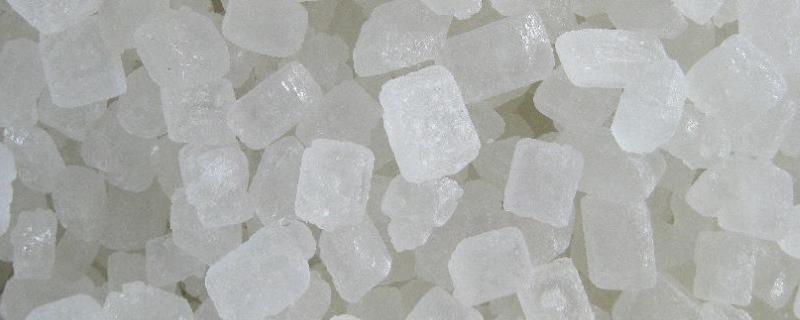 白冰糖和黄冰糖有什么区别，白冰糖是由白砂糖煎炼而成、黄冰糖是初步加工的产品