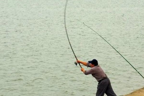 10米鱼竿怎么抛出去，多数都是用长竿短线