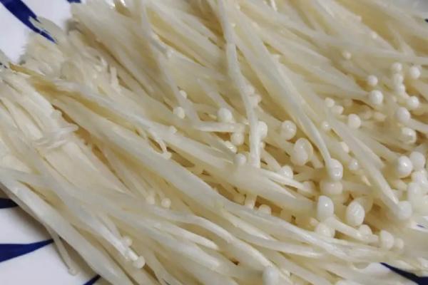 建设一亩蘑菇大棚的成本，通常为4-6万元左右