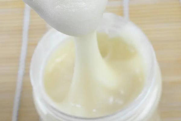 椴树蜜结晶后是什么样子，呈洁白色或乳黄色的油脂状