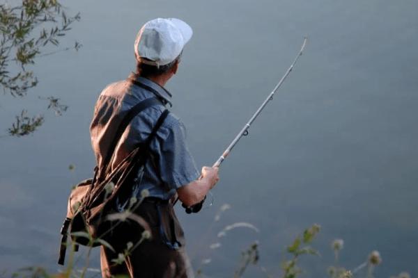 刮西北风适合坐什么钓位，背风向阳、食物丰富的位置更适合垂钓