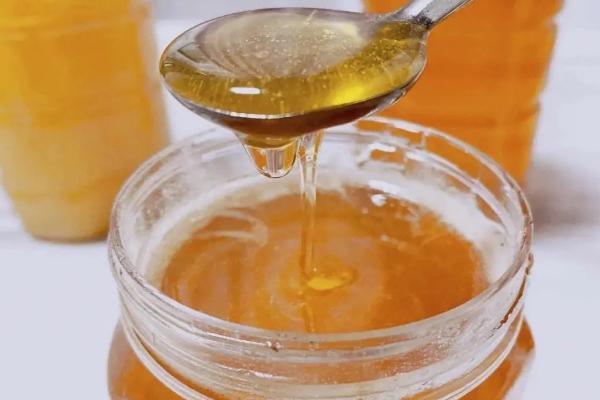 怎样识别蜂蜜的真假，可从色泽、香味、口感和价格来判断
