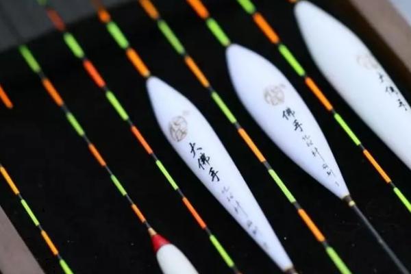 钓鱼怎么选择浮漂，可根据水情、鱼情、季节来选择浮漂