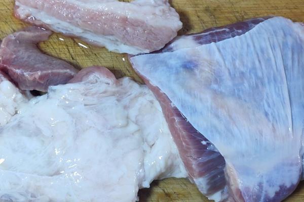 如何清除野猪肉的骚臭味，洗净后用苏打粉搅拌可去除异味