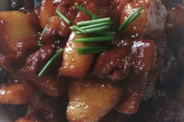 如何清除野猪肉的骚臭味，洗净后用苏打粉搅拌可去除异味