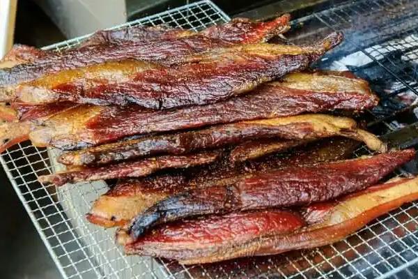 如何清除野猪肉的骚臭味，洗净后用苏打粉搅拌可去除异味