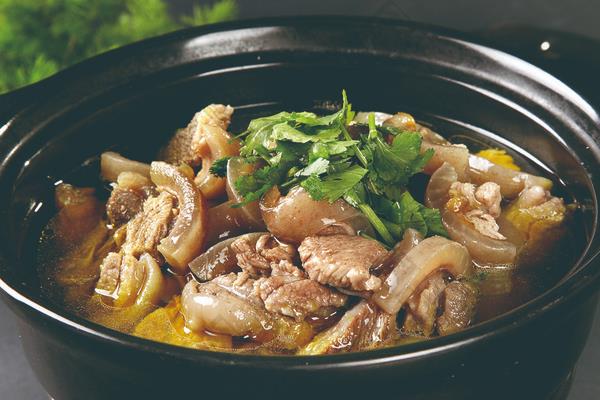 如何清除野猪肉的骚臭味，洗净后用苏打粉搅拌可去除异味