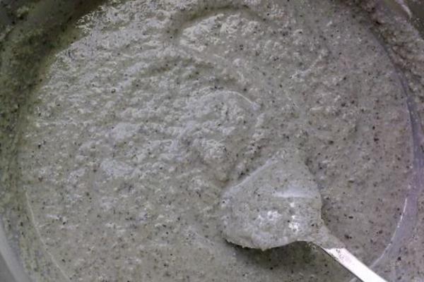 黑豆如何做肥料，弄成豆渣再埋入盆内发酵即可