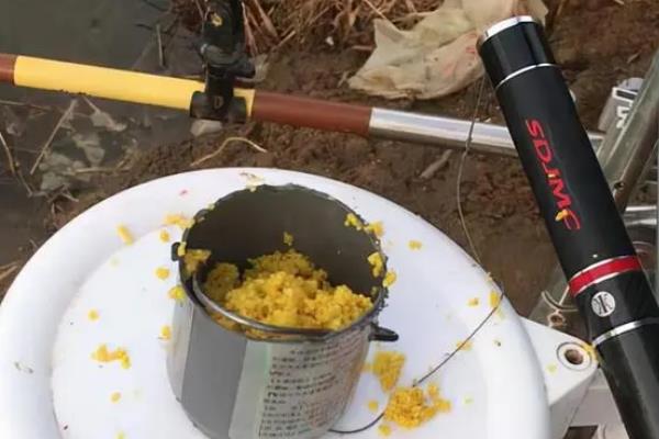 夏季钓鱼的打窝技巧，在作钓前1-3天就像钓点投放窝料