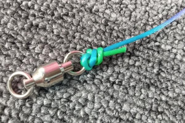 怎么绑钓鱼子线，要先将鱼钩跟子线连接在一起