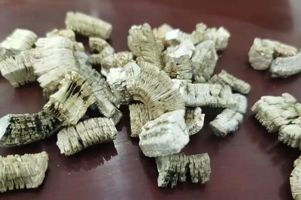 蛭石是哪种物质，是一种天然无毒的矿物质