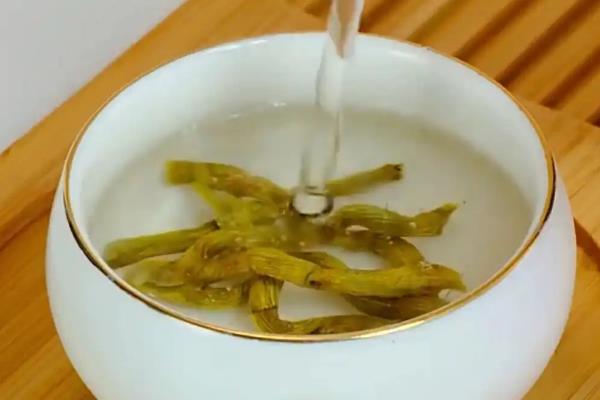 铁皮石斛的食用方法，泡茶、榨汁、直接吃都可以