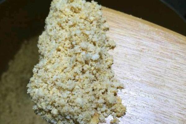 钓鱼如何自制饵料，用红薯、玉米、麦麸等材料混配