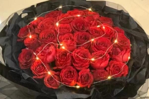 红玫瑰的适宜赠送对象，恋人、闺蜜、父母均可赠送