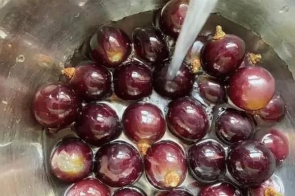 葡萄如何清洗，可以用小苏打加食盐清洗