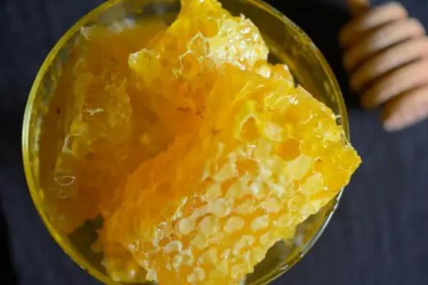 蜂胶的食用方法，蜂胶液直接口服、蜂胶片和蜂胶胶囊用温水送服