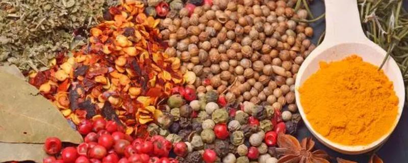 常见的香辛料品种，有八角、丁香、小茴香等