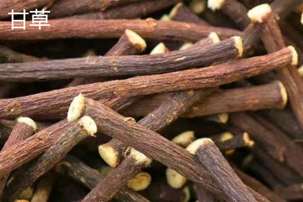 常见的香辛料品种，有八角、丁香、小茴香等