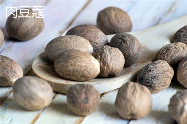 常见的香辛料品种，有八角、丁香、小茴香等