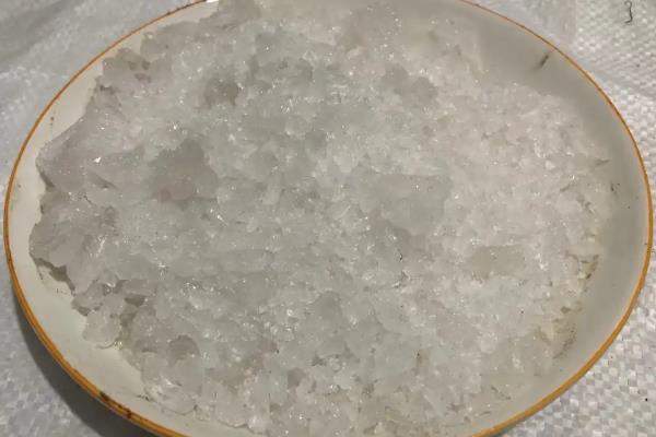如何用凤仙花染指甲，捣碎后添加白醋再涂抹指甲