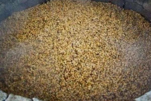 怎么用玉米酿醋，去皮碾碎后装入缸内酿制