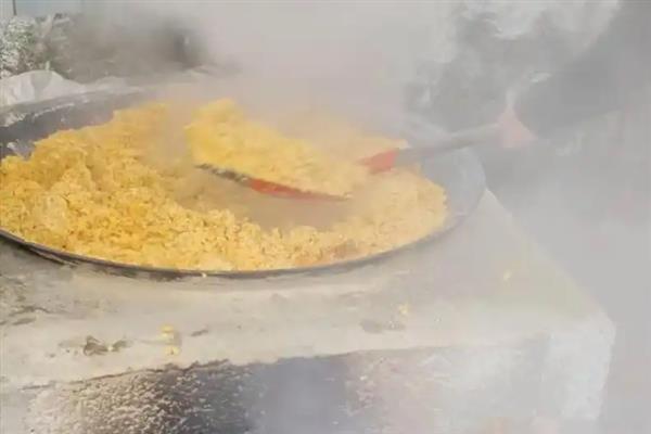 怎么用玉米酿醋，去皮碾碎后装入缸内酿制