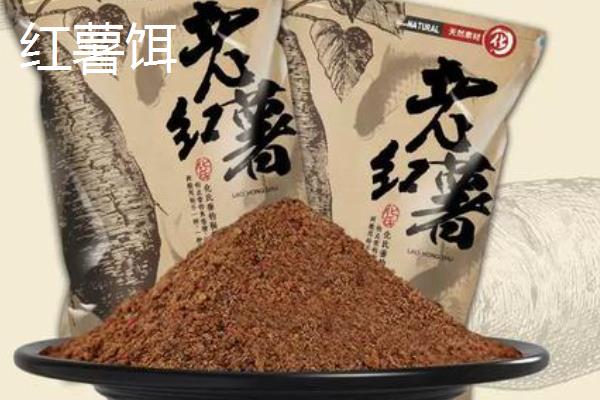 如何使用带皮筋的红虫颗粒饵，用鱼钩挂住皮筋即可抛入水中作钓