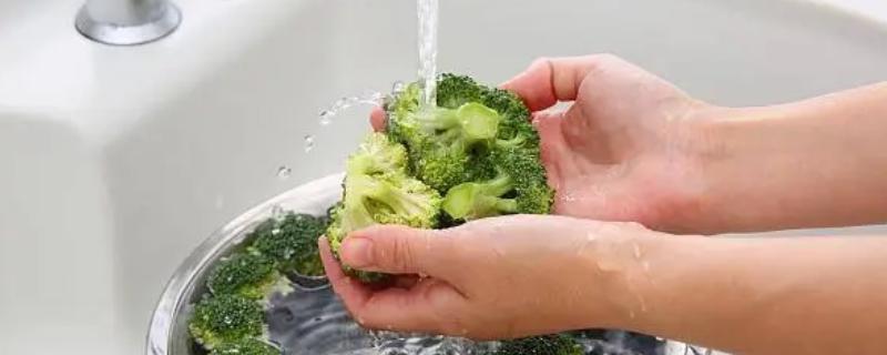 如何降低蔬菜农药残留，可采用储存法、流水冲洗法等