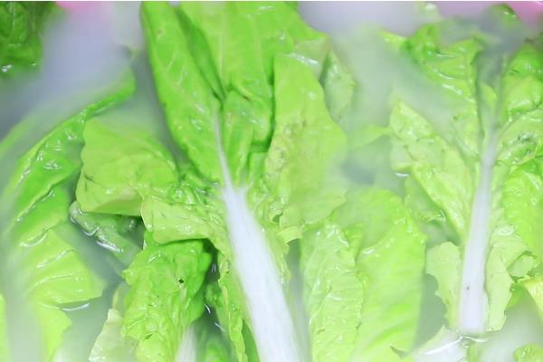 如何降低蔬菜农药残留，可采用储存法、流水冲洗法等