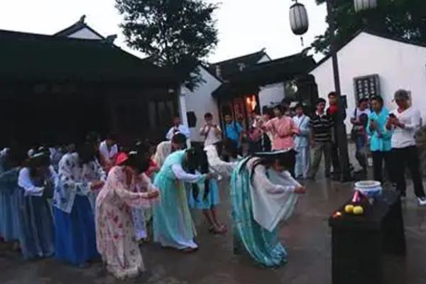 七夕有哪些习俗，有喜蛛应巧、吃巧果等