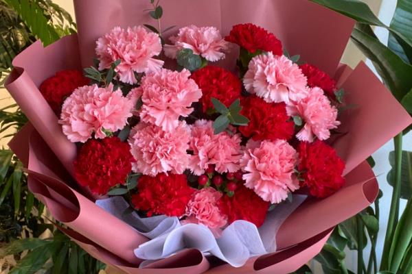 女王节可以赠送哪些花卉，康乃馨、百合花、玫瑰花等品种是适宜选择