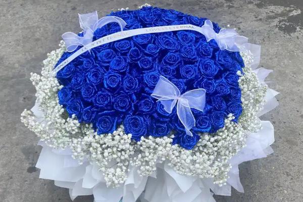女王节可以赠送哪些花卉，康乃馨、百合花、玫瑰花等品种是适宜选择