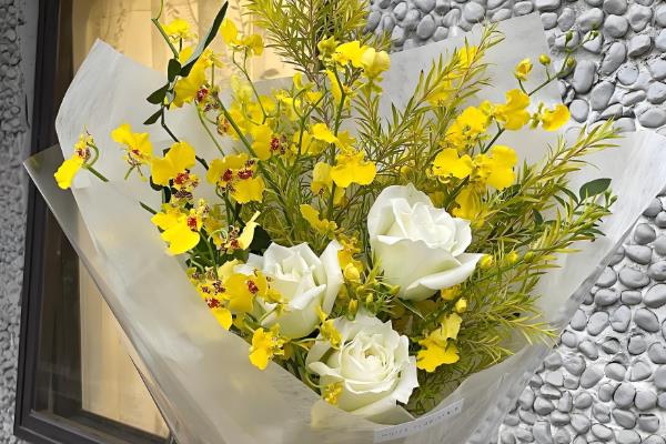 女王节可以赠送哪些花卉，康乃馨、百合花、玫瑰花等品种是适宜选择