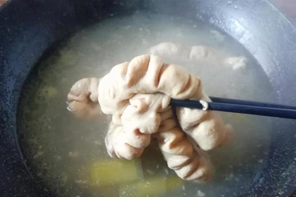如何清洗猪大肠，可采用以下2种方式