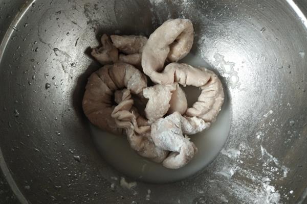 如何清洗猪大肠，可采用以下2种方式