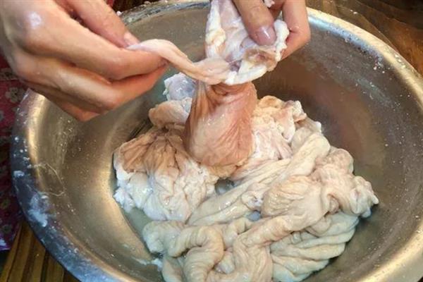 如何清洗猪大肠，可采用以下2种方式