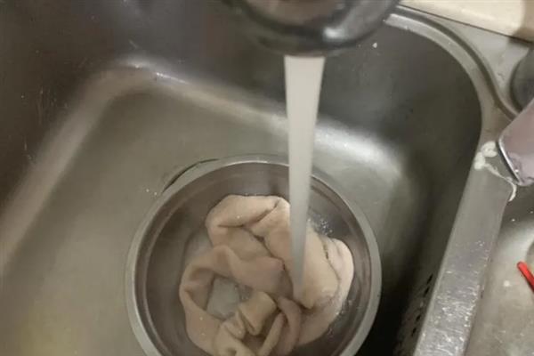 如何清洗猪大肠，可采用以下2种方式