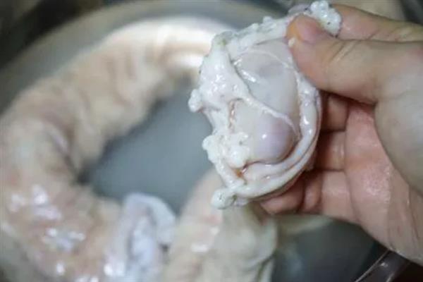 如何清洗猪大肠，可采用以下2种方式