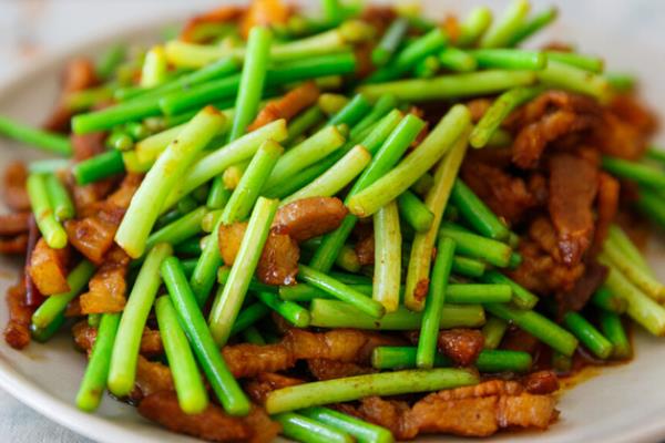 蒜苔能不能用冰箱保存，保鲜层的温度以2-4℃为宜