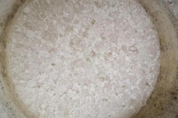 花生枯发酵做肥料的方法，装入发酵池中密封发酵一个月