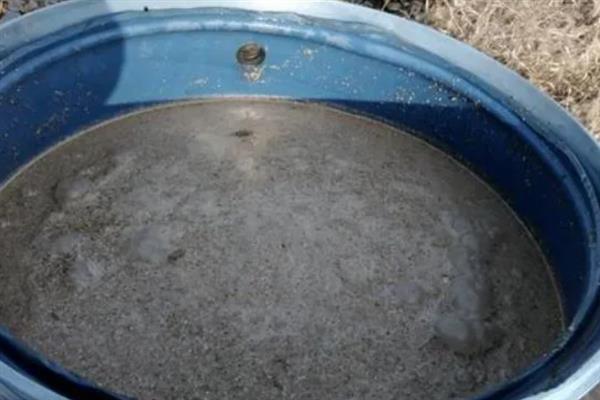 花生枯发酵做肥料的方法，装入发酵池中密封发酵一个月