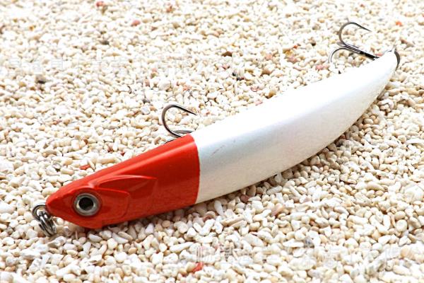 路亚钓翘嘴的技巧，可采用专用的路亚竿